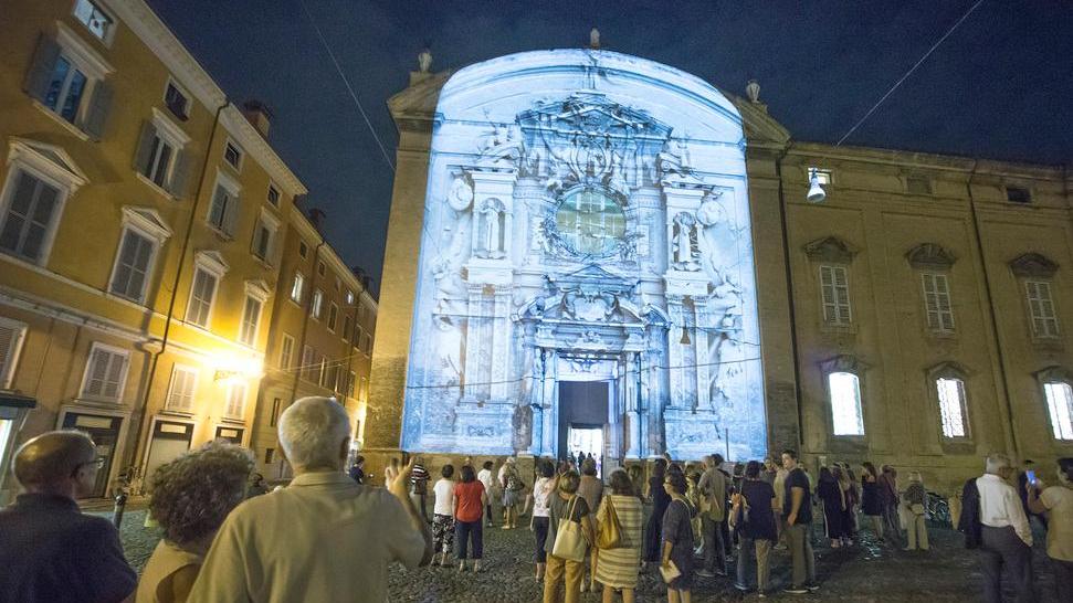 S. Agostino. Una facciata luminosa con i fregi del Seicento