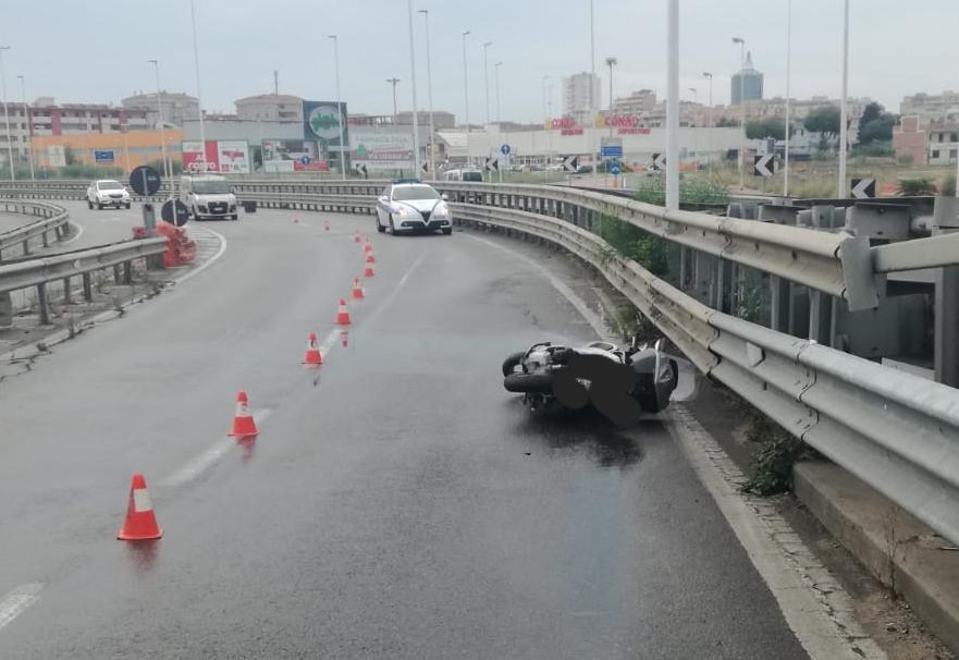 Con lo scooter contro il guard rail, giovane ferito a Cagliari