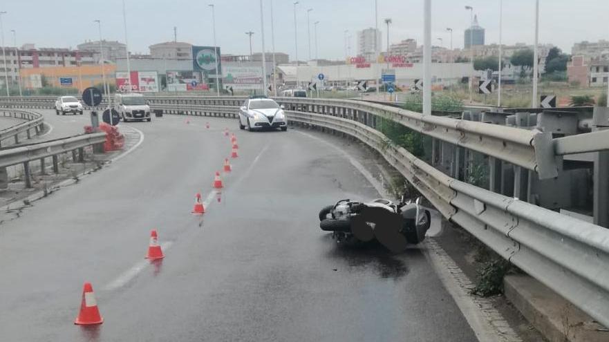Con lo scooter contro il guard rail, giovane ferito a Cagliari