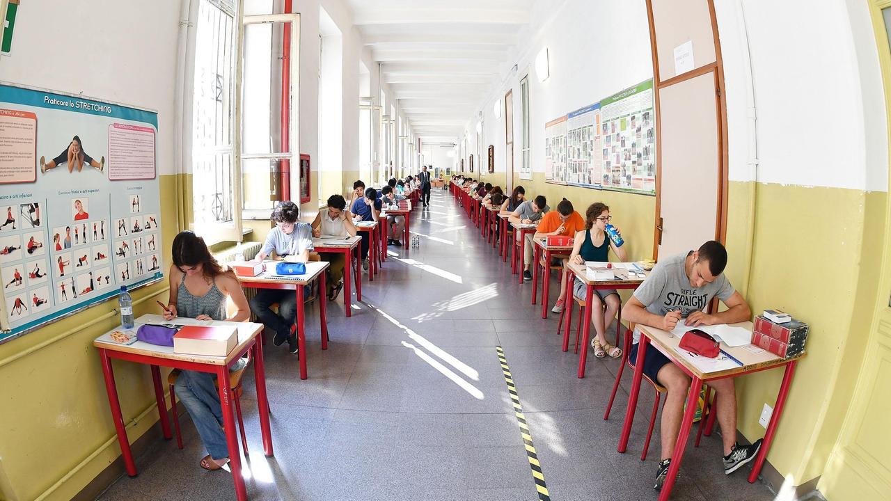 Alcuni studenti durante un esame