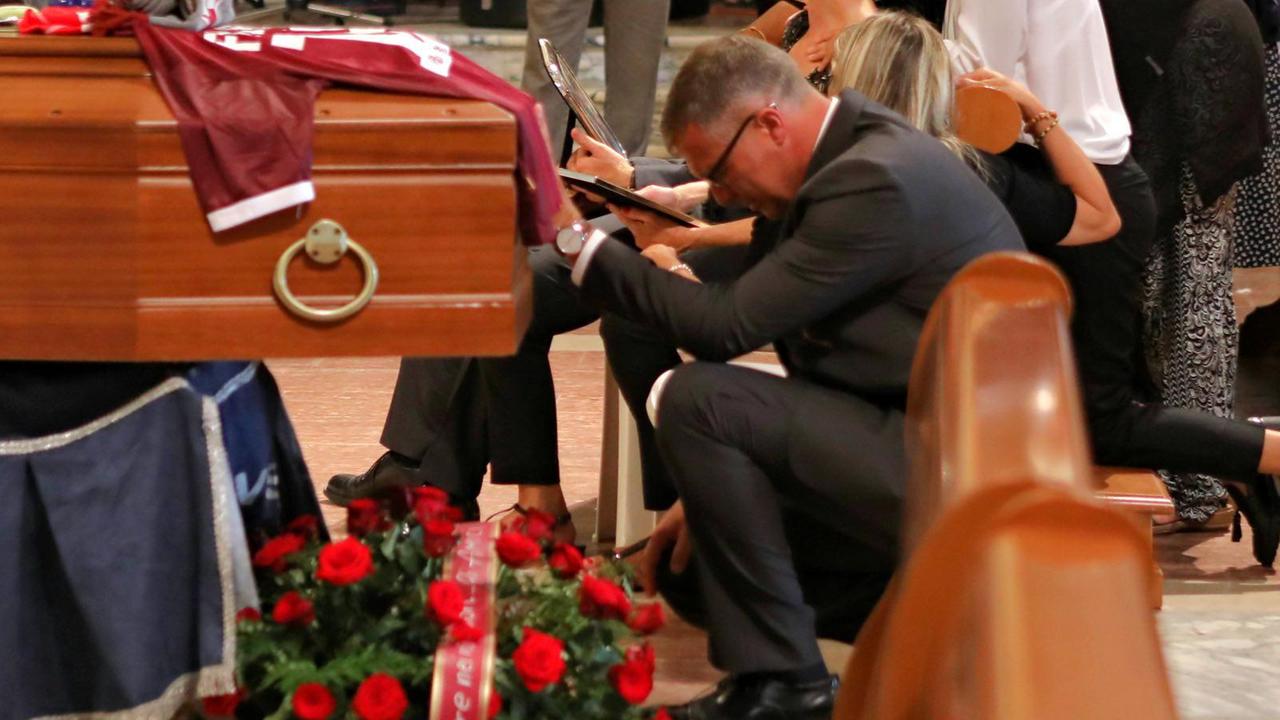Duemila in duomo per l’addio a Pippo: «Ora vola libero come Peter Pan» - Video