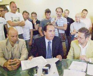 In alto Pomponi e sopra Bottone, Cava e il sindaco durante l’ultima conferenza stampa in Comune