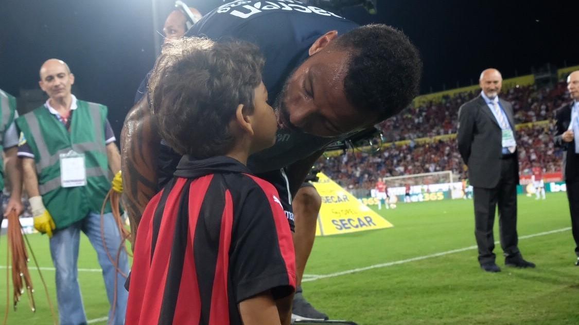 Joao Pedro bacia il figlio Andreas di 3 anni (foto Mario Rosas) 
