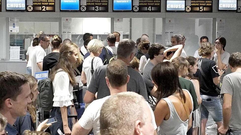 Filmati in ufficio alla dogana con pigiama e pantofole