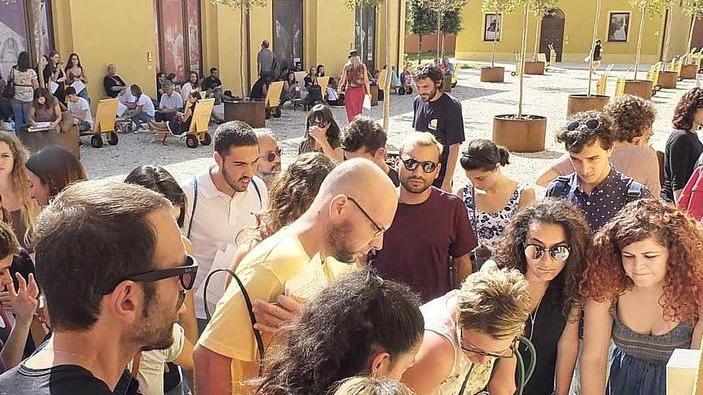 Un esercito di aspiranti attori per il film indiano “Amour”
