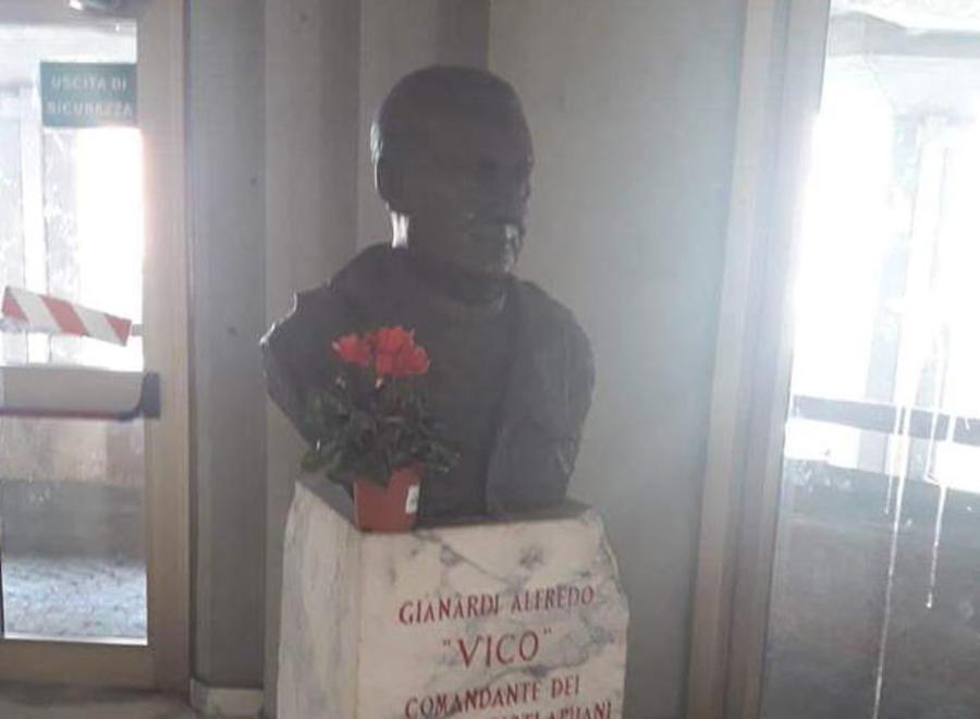 Oltraggio a Vico, antifascisti in piazza Chieste le dimissioni di Stefano Benedetti 