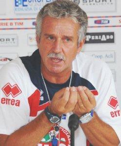 <strong>CONFERENZA.</strong> Mister Elio Gustinetti parla con i giornalisti ieri pomeriggio nella sala stampa dello stadio Carlo Zecchini