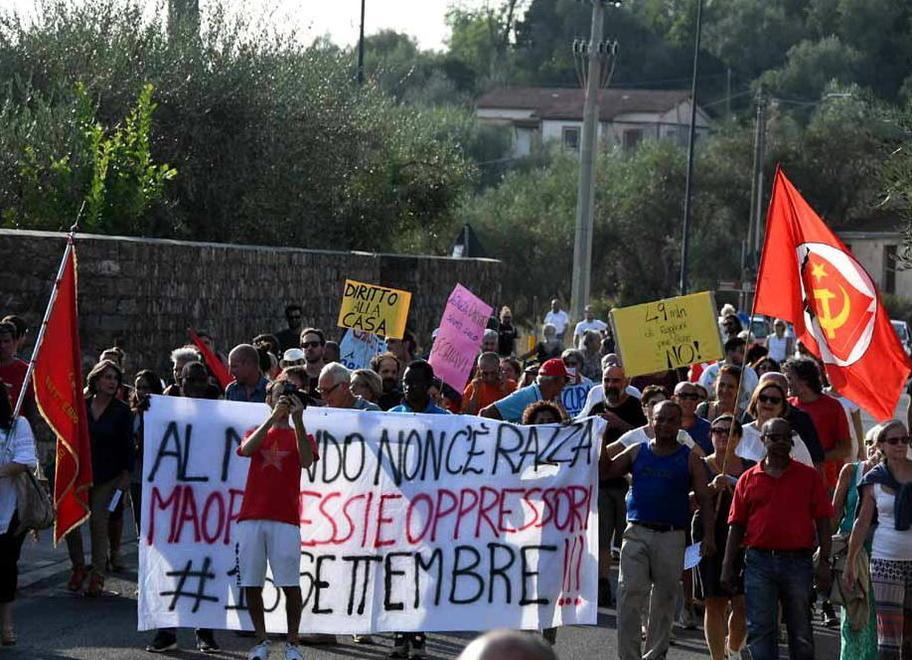Oltre trecento in corteo contro razzismo e fascismo 