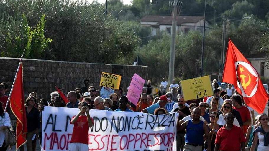 Oltre trecento in corteo contro razzismo e fascismo