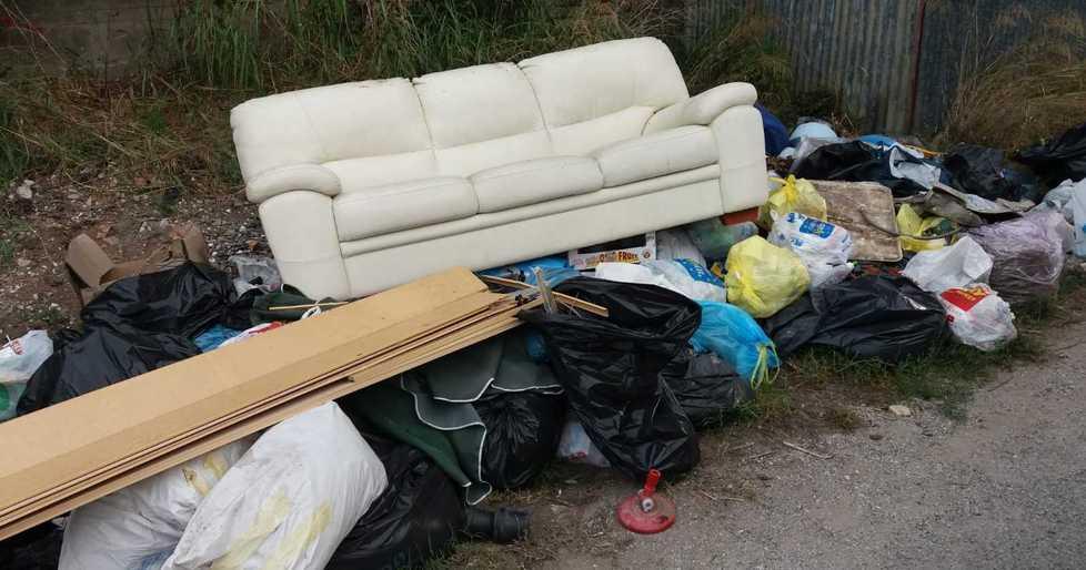 Rifiuti abbandonati e bruciati
