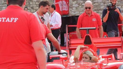 Piazza delle Carceri si è trasformata in un box della Ferrari