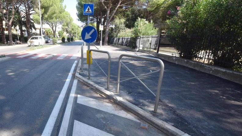 La strada è più sicura con penisole pedonali e scivoli per disabili