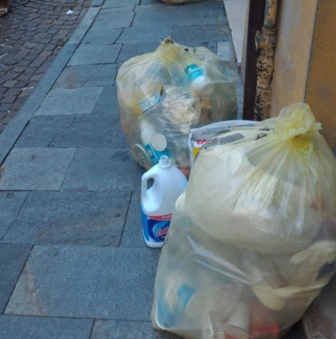 Porta a porta, la Lega: «Tre giorni con i rifiuti esposti sui marciapiedi»