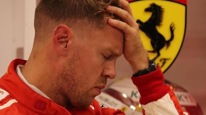 Super Hamilton vola in pole Vettel terzo e deluso: «Qualifiche pasticciate»
