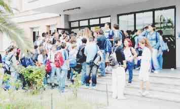 Ragazzi davanti all’istituto Cerboni scuola che frequentava anche Ruben Plattner