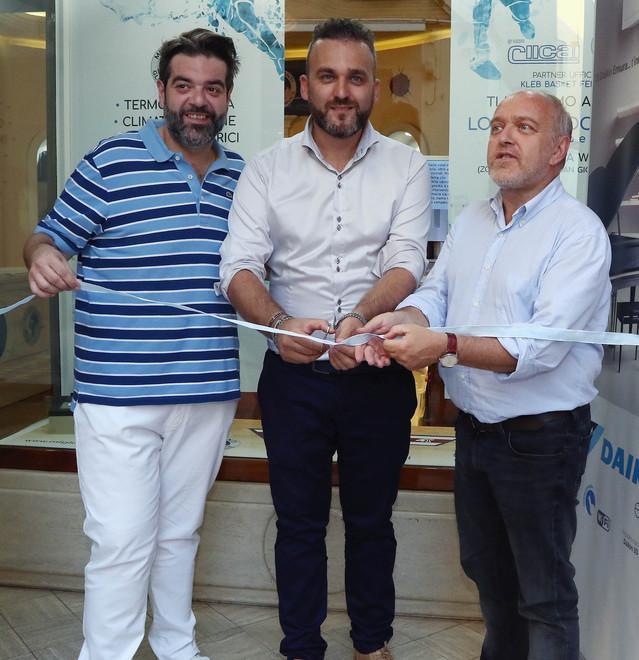 Le tessere in vendita allo store e al palasport