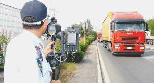 La postazione dei vigili urbani di Piombino (a sin.) e l’autovelox prima della galleria di San Vincenzo