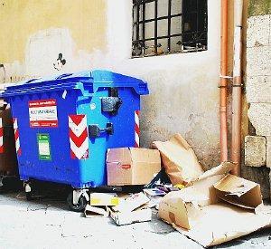 Cartoni lasciati intorno a un cassonetto per la raccolta della spazzatura