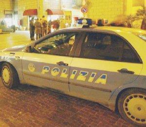 Una pattuglia della polizia di notte