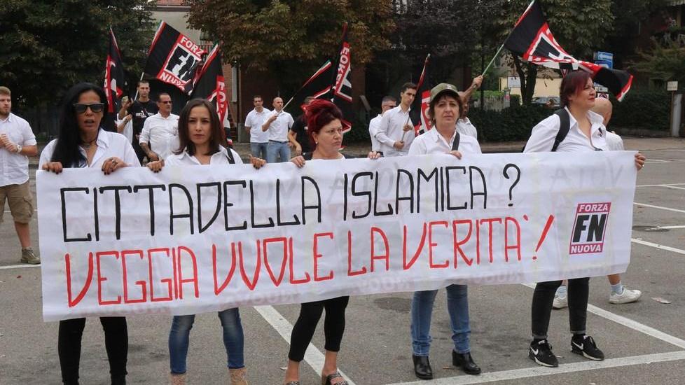 Anti islamisti e antifascisti in presidio «Ma il centro culturale non si farà»