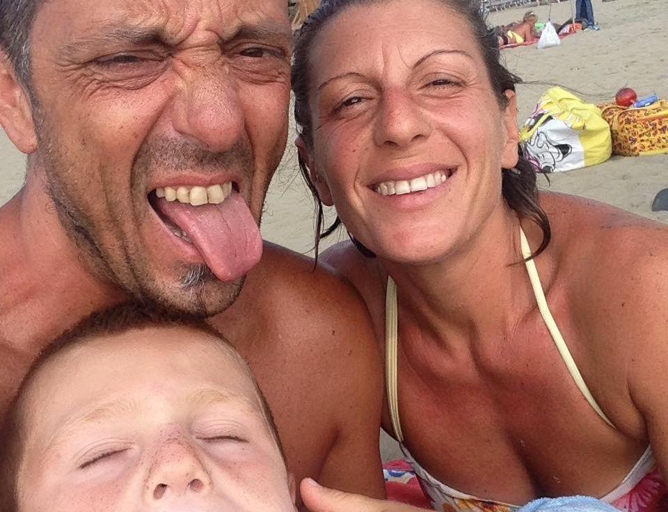 Samuele Robbiano con i genitori Roberto ed Ersilia, morti nel crollo del ponte a Genova