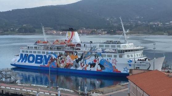 Una nave della Moby ormeggiata in banchina a Portoferraio