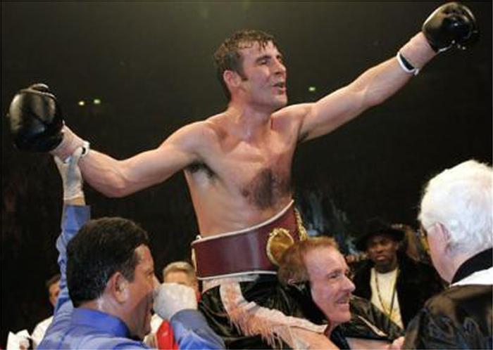 Enzo Calzaghe tiene sulle spalle il figlio Joe, imbattuto campione del mondo