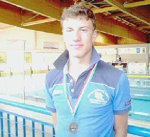 Lorenzo Nardi con la medaglia di bronzo ottenuta ai campionati italiani di salvamento