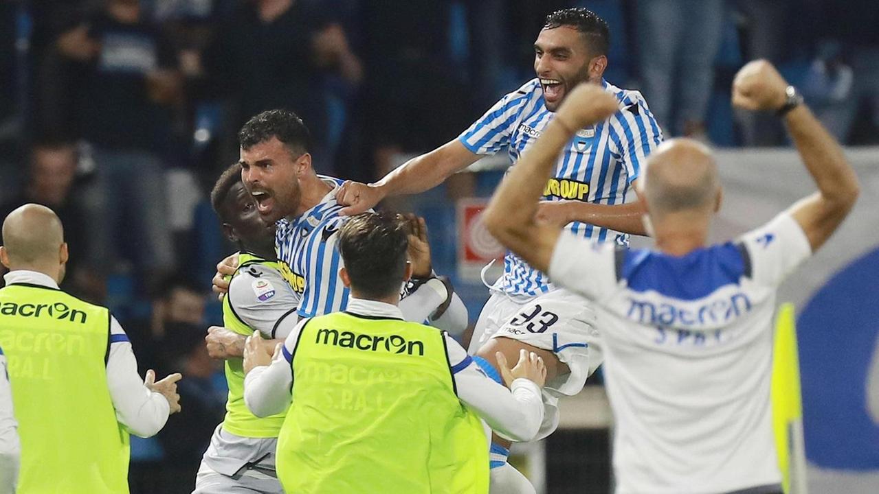 L'esultanza di Petagna e della squadra dopo il gol