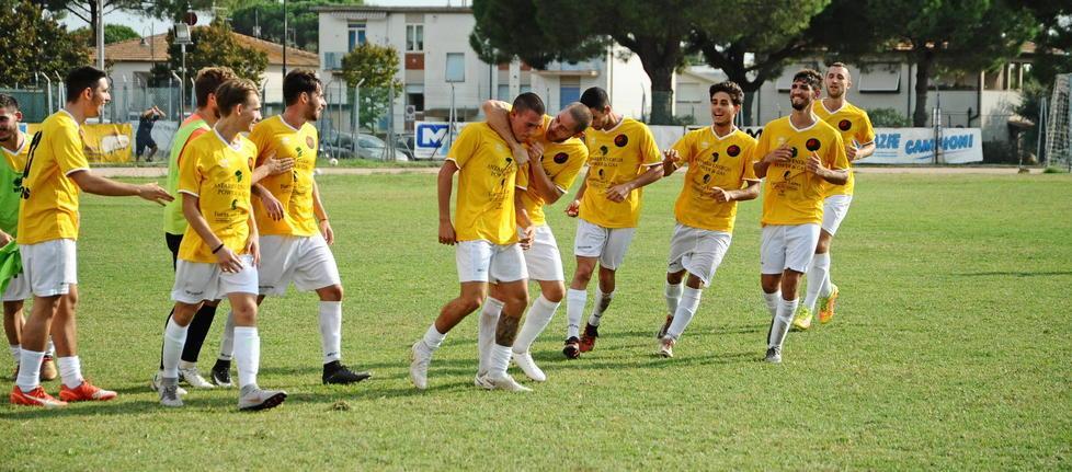 Il poker del Cecina stende il Camaiore Tribuna inagibile, tifosi in gradinata