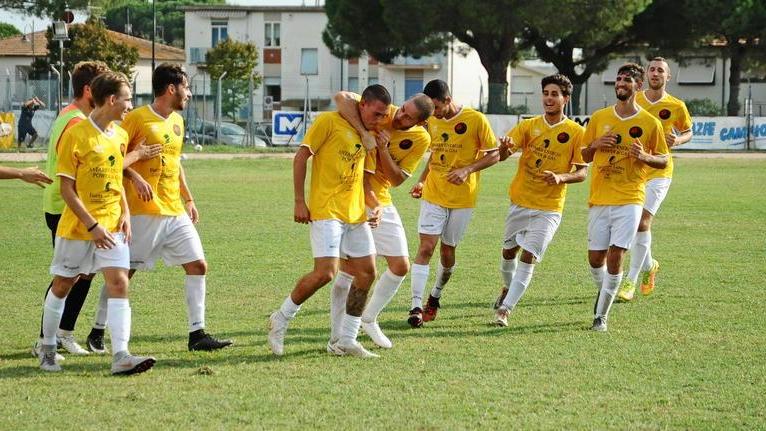 Il poker del Cecina stende il Camaiore Tribuna inagibile, tifosi in gradinata
