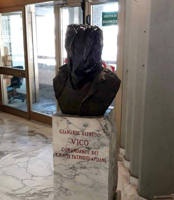 «Tutto il consiglio deve essere contro l’oltraggio al busto del partigiano»