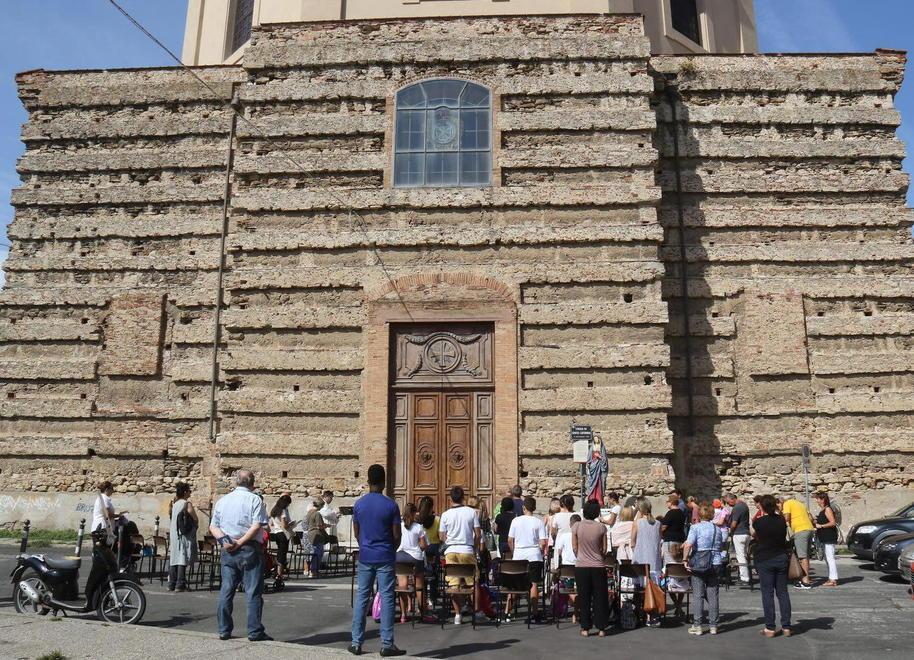La messa sul sagrato: «Ai Domenicani il pericolo non è la chiesa ma la droga» 