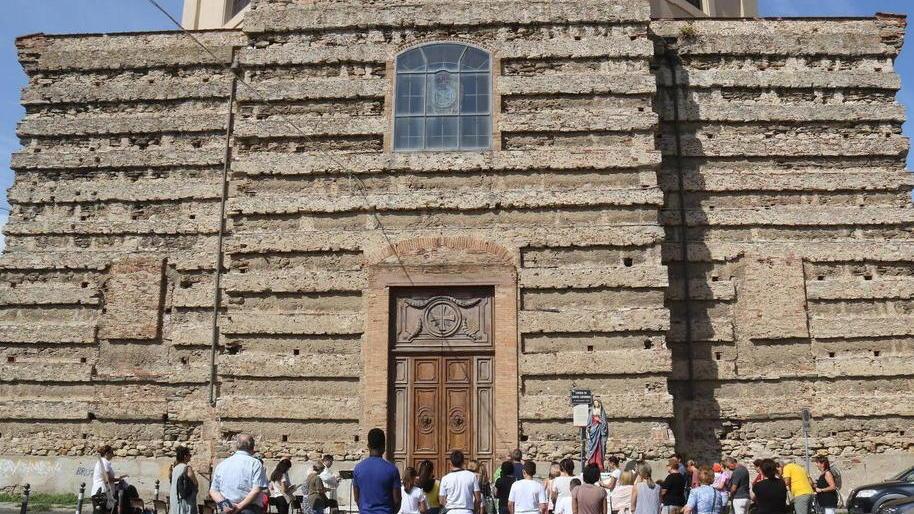 La messa sul sagrato: «Ai Domenicani il pericolo non è la chiesa ma la droga»