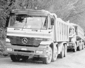 Un camion del marmo sale i primi tornanti della via Foce