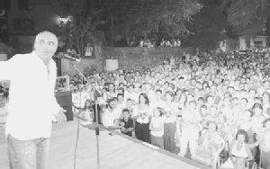 Giorgio Panariello in piazza a Montignoso nel 2003