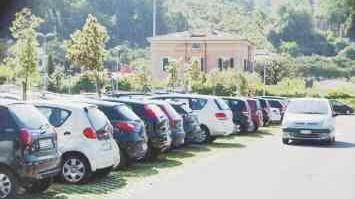 Il parcheggio di San Martino dove hanno danneggiato l’auto in sosta
