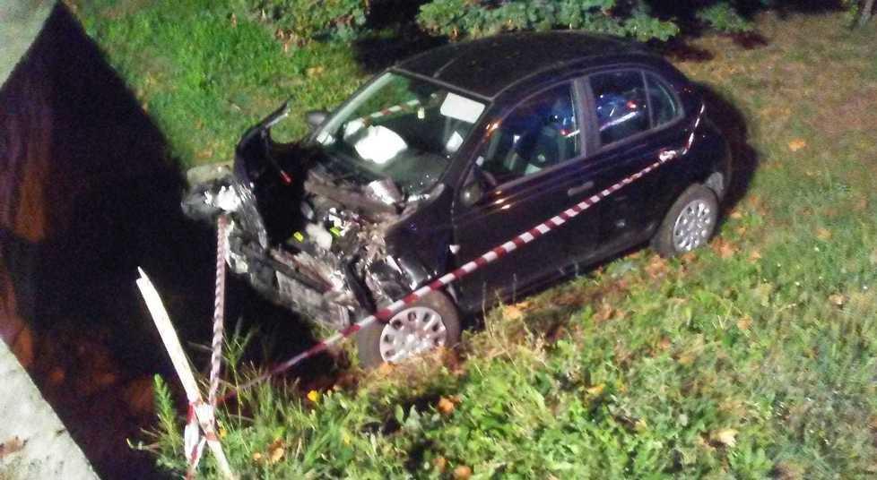 Auto esce di strada e sbatte su un muretto Grave una ragazza 