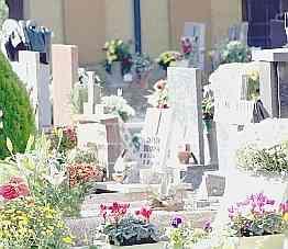 Tombe all’interno del cimitero di Pontedera