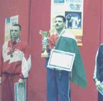 Sopra, Carlos pronto al combattimento In alto, sul podio ai campionati europei del ’96