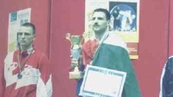 Sopra, Carlos pronto al combattimento In alto, sul podio ai campionati europei del ’96