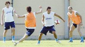Una fase delle partitelle in famiglia che contraddistinguono gli allenamenti degli azzurri con Francesco Lodi in azione, a destra Antonio Buscé al lavoro