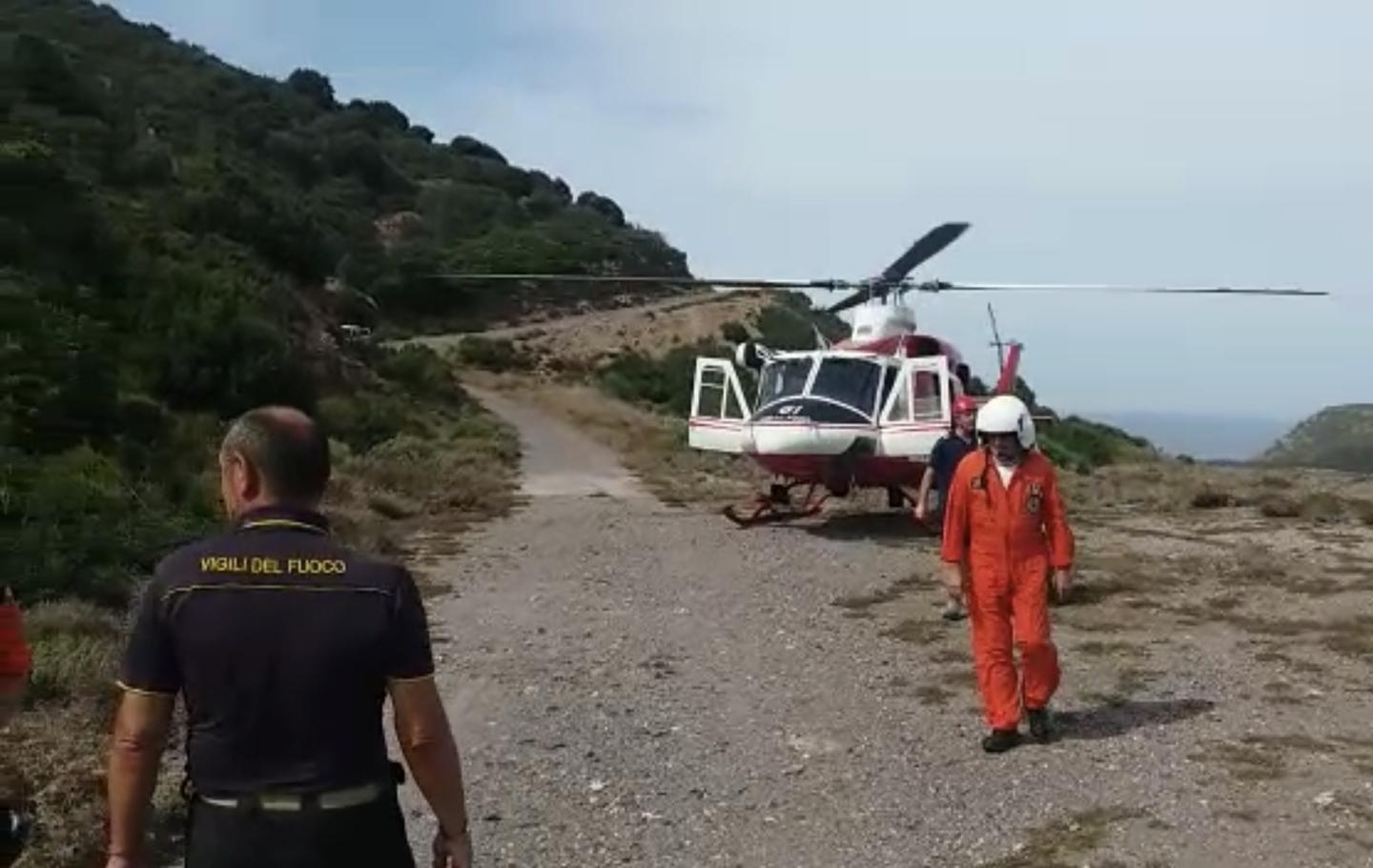 Cade sugli scogli all'Argentiera, salvato dai vigili del fuoco 