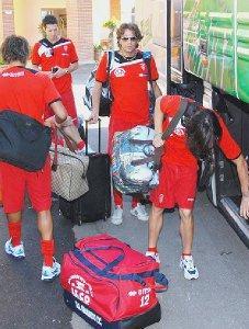 <strong>PARTENZA.</strong> I giocatori del Grosseto caricano le borse sul pullman
