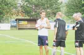 <strong>LA CODA DEL DIAVOLO. </strong>Alessandro Diamanti in campo al raduno amaranto; nella foto d’archivio a sinistra un tipico “duetto” tra Adriano Galliani e Aldo Spinelli, amiconi di vecchia data