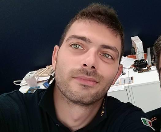 Schianto contro il guardrail Muore in moto a 34 anni 
