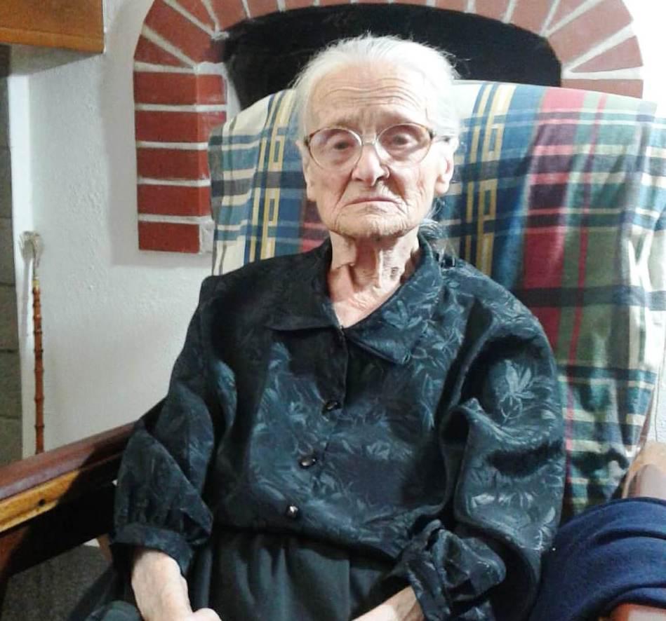 Il compleanno di Tzia Carmina che festeggia i suoi cento anni