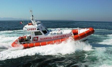 Barca a fondo, la Capitaneria in azione per salvare due pescatori