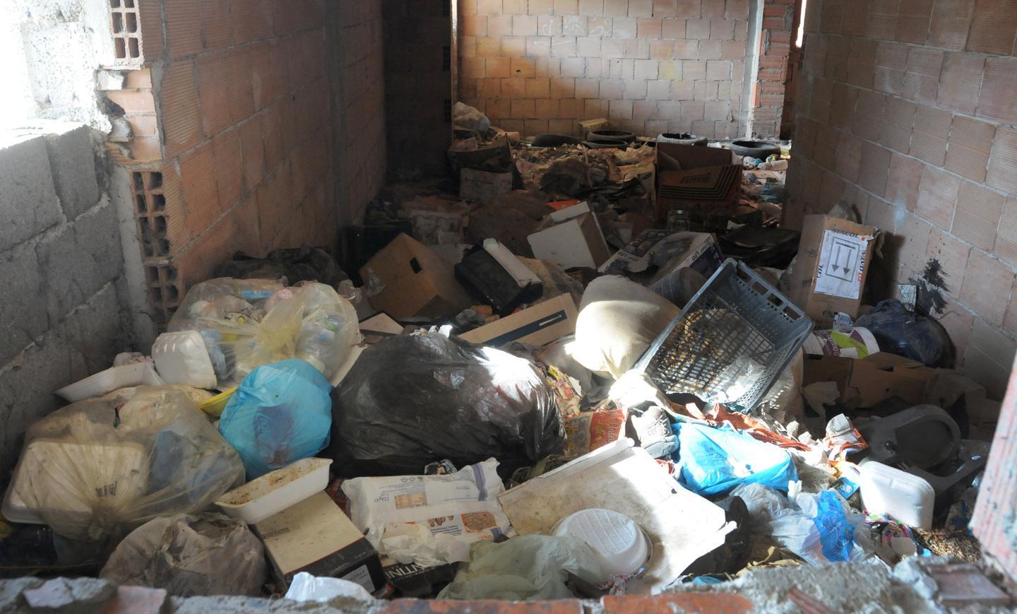 Nuoro, via Pertini: odissea tra i rifiuti 
