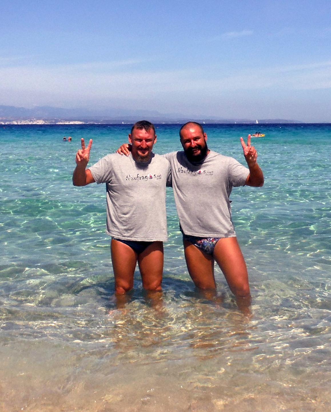 A nuoto fino a Bonifacio per ricordare i migranti 